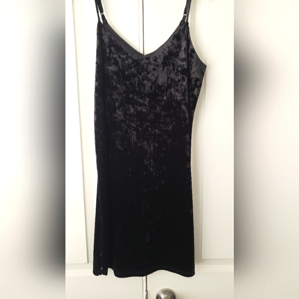 XS black velvet strap dress